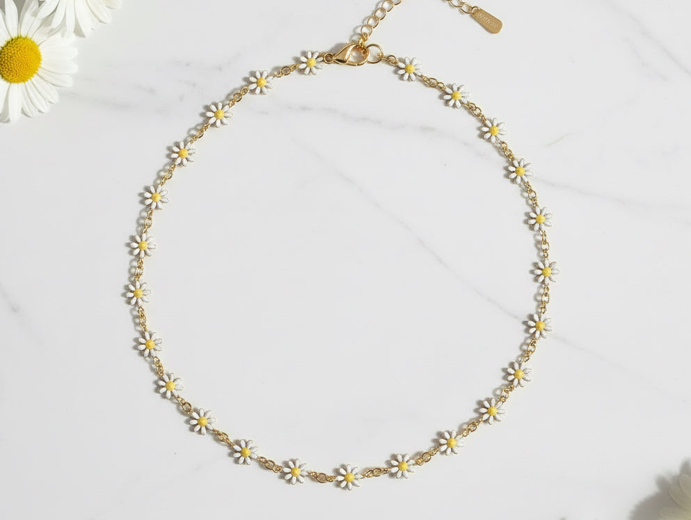 White Daisy Necklace